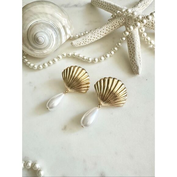 Gold color clamshell with teardrop pearl dangle earrings - Picture 5 of 5
